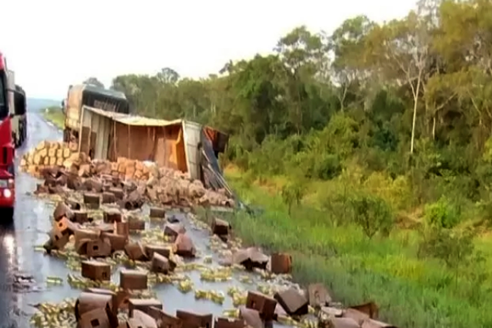 Vagão de carreta tomba e espalha litros de óleo de soja na BR-174