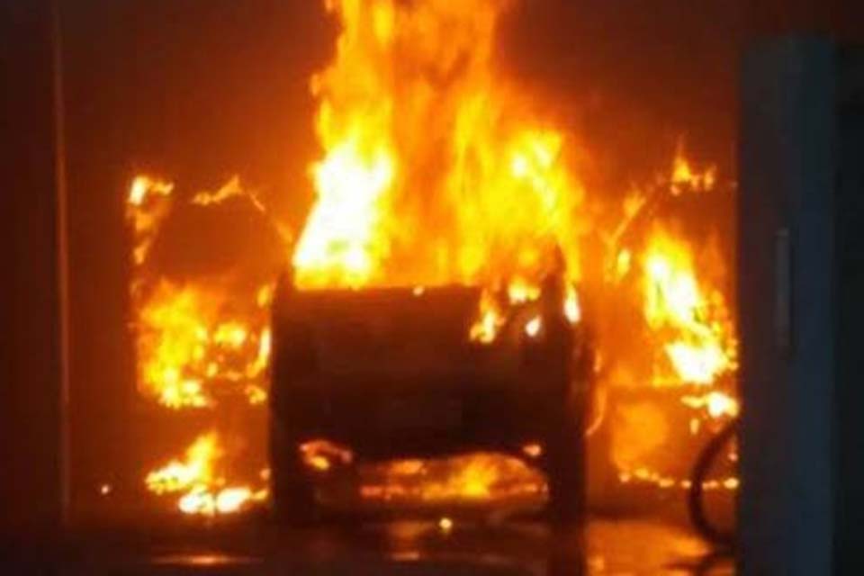  Carro é incendiado na garagem de residência em Porto Velho