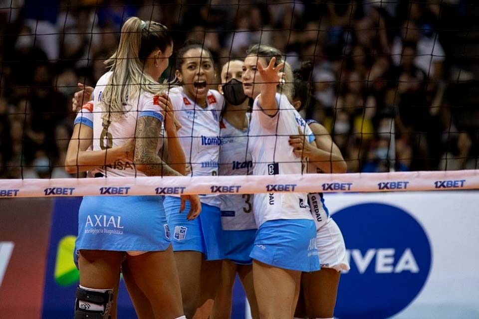 Vôlei: Minas Tênis sai na frente do Praia Clube na final da Superliga