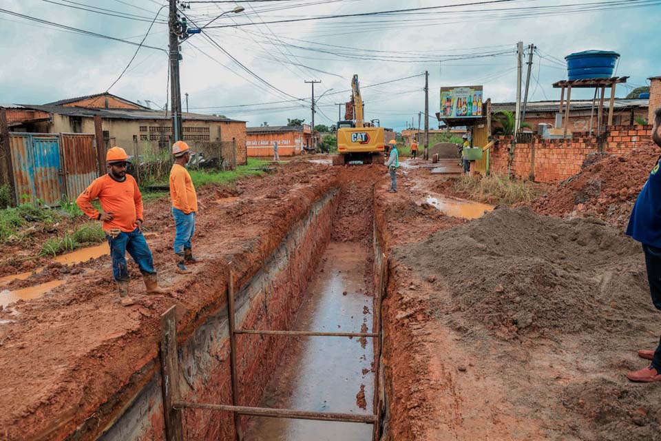 Construção da rede de drenagem é iniciada na rua Capão Canoa