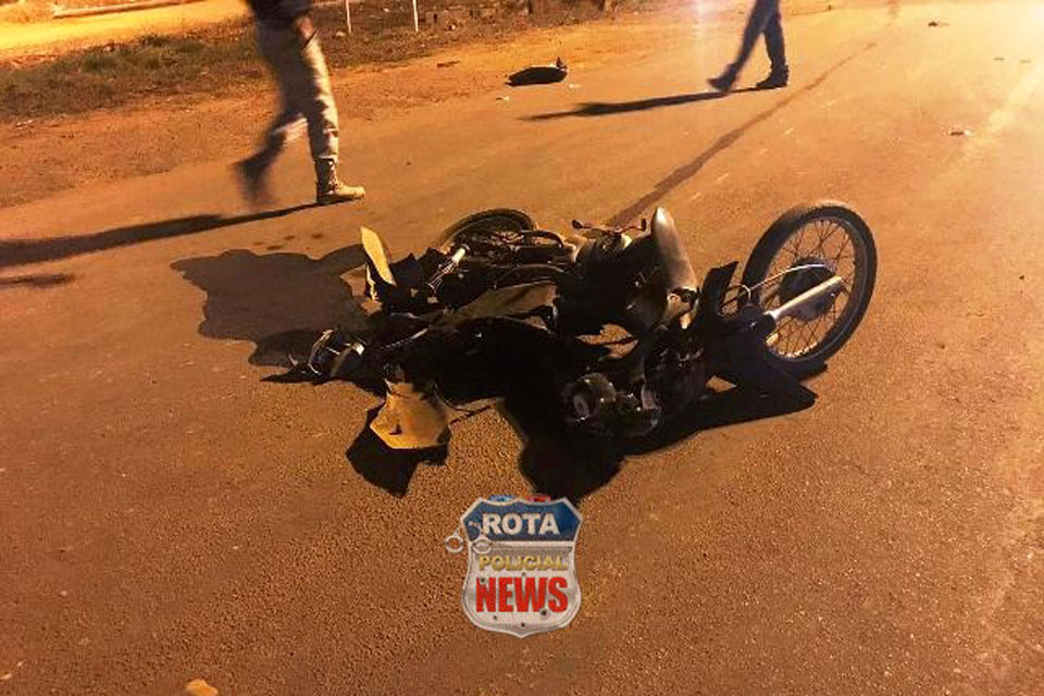 Carreta bate e arrasta motoneta por cerca de 40 metros na BR-174