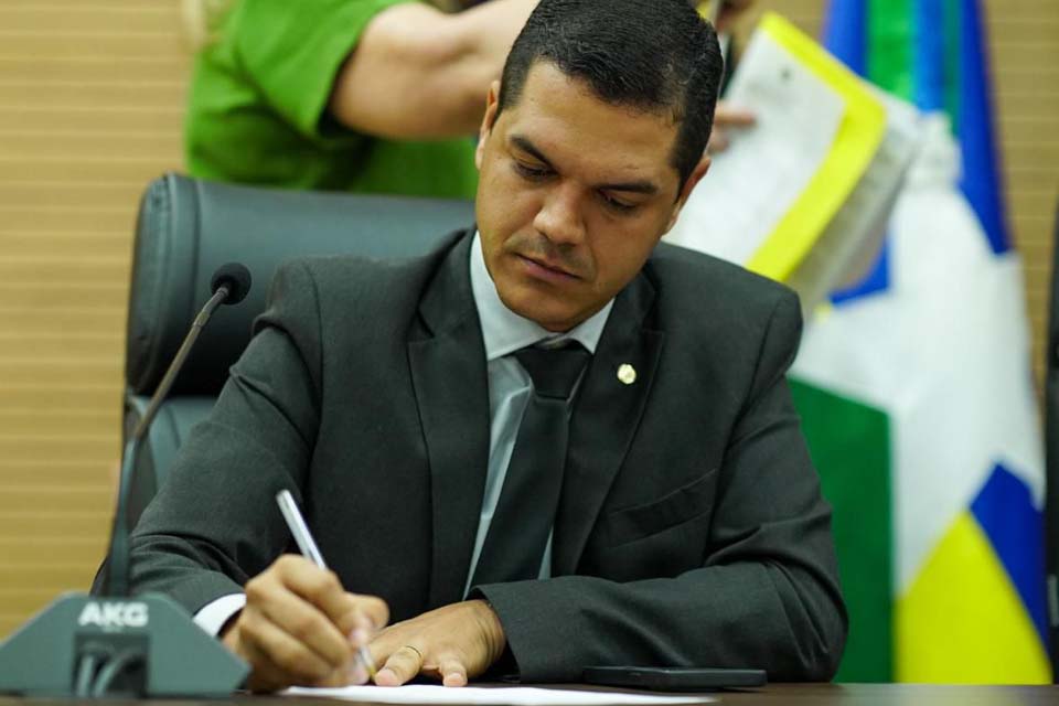 Deputado Cássio Gois encerra 2024 com avanços e reforça compromisso com os municípios para 2025