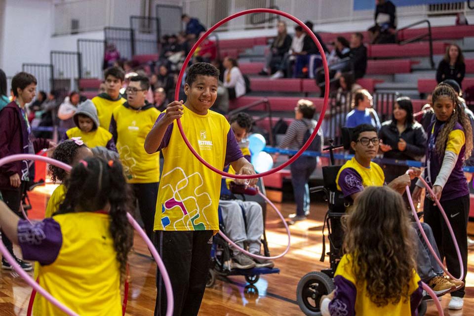 Festival leva esportes paralímpicos a crianças com e sem deficiência