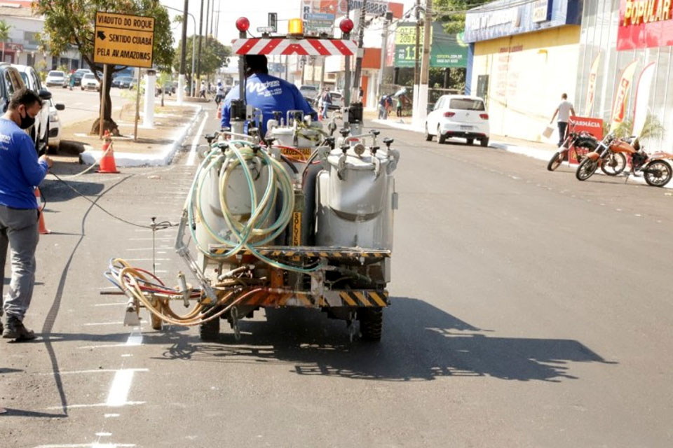 Após recapeamento de uma das faixas, avenida Nações Unidas recebe sinalização horizontal