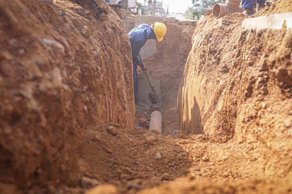 Obras do Sistema de Esgotamento Sanitário em Jaru registram cerca de cinco quilômetros de rede coletora instaladas