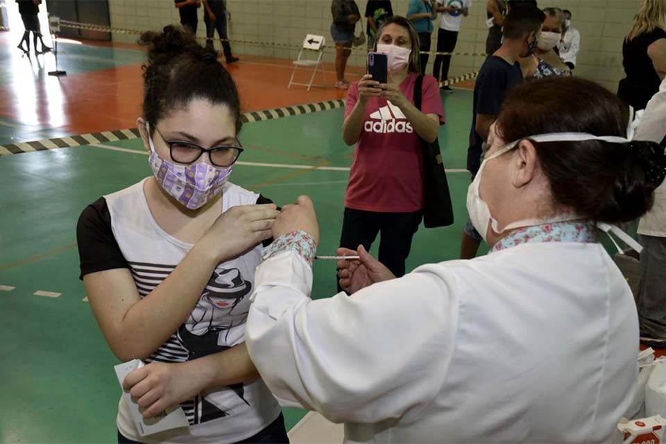 Brasil supera marca de 90% da população-alvo vacinada com a 1ª dose