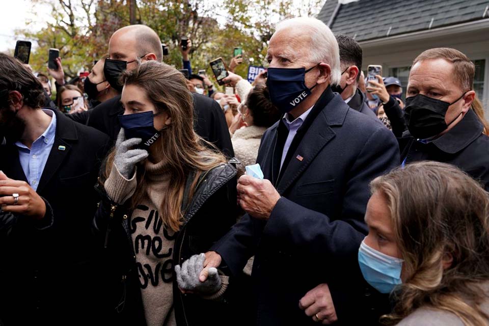 Apuração põe Biden perto da vitória; Trump intensifica contestação