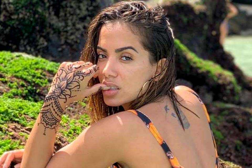 Anitta curte comentário de fã que critica Marília Mendonça: “Chata”