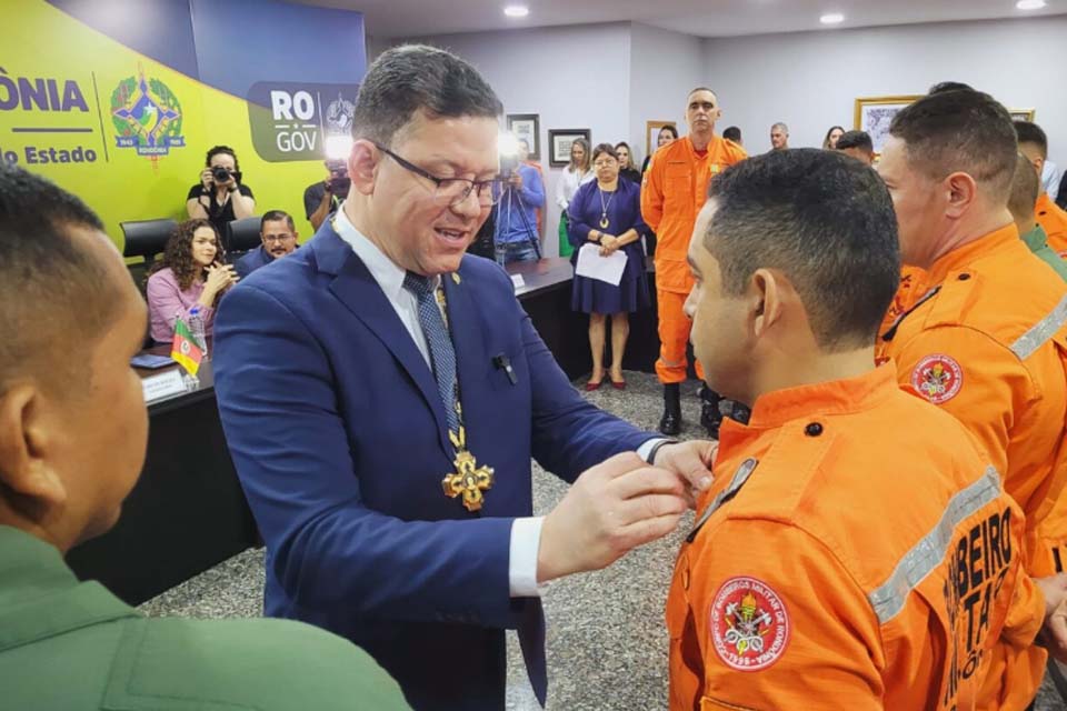 Marcos Rocha homenageia profissionais que prestaram socorro às vítimas da enchente no Rio Grande do Sul