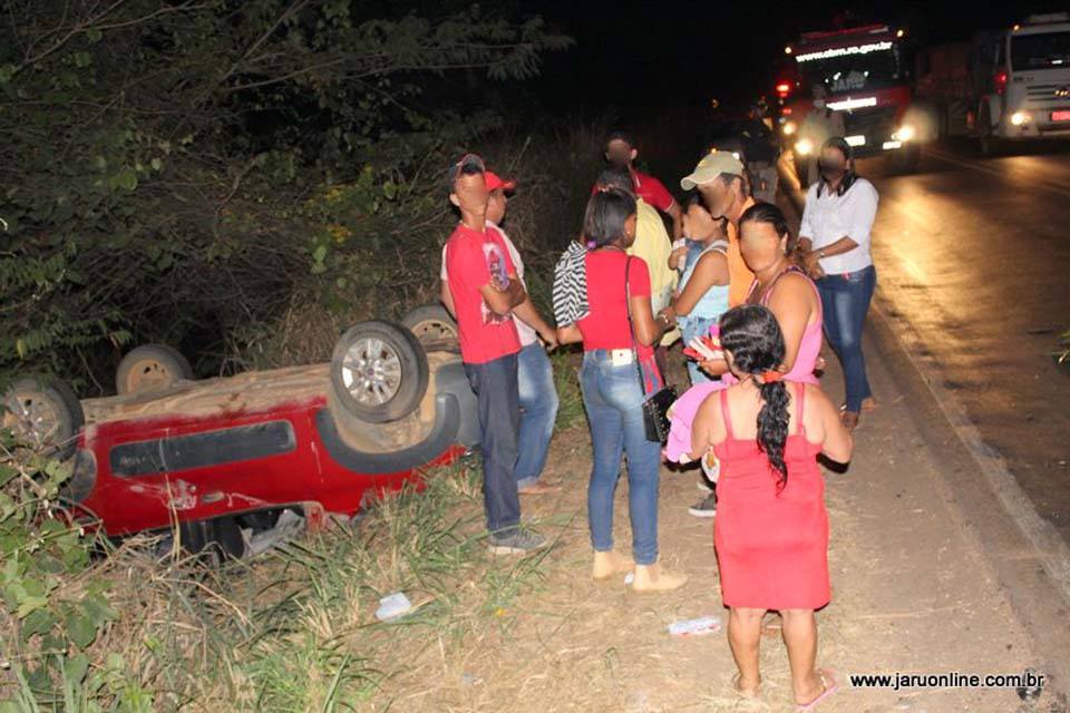 Carro capota em lombada próximo a entrada de aeroporto do IG