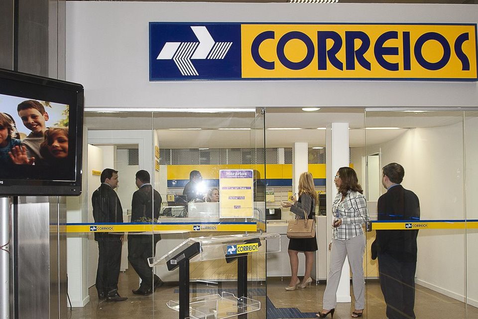 Setor de serviços cai 1% de janeiro para fevereiro