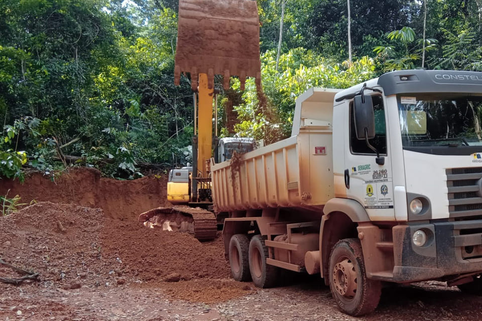 Obras em estradas e pontes rurais buscam atender a produtores e alunos da zona rural de Porto Velho