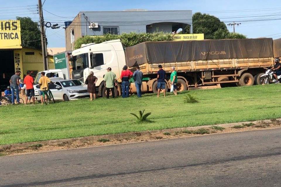 Carro é arrastado por carreta em acidente no trevo da avenida Dom Pedro I 