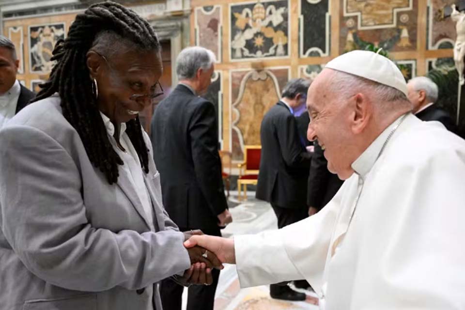 Em dia de maratona Papa Francisco recebe humoristas no Vaticano e viaja para cúpula do G7 para reunião e 10 encontros bilaterais