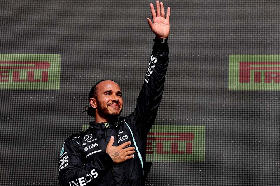 Hamilton é vítima de ofensas racistas nas redes após GP da Inglaterra