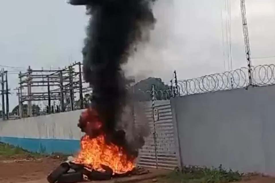 Moradores queimam pneus em protesto por falta de energia no município de Nova Mamoré