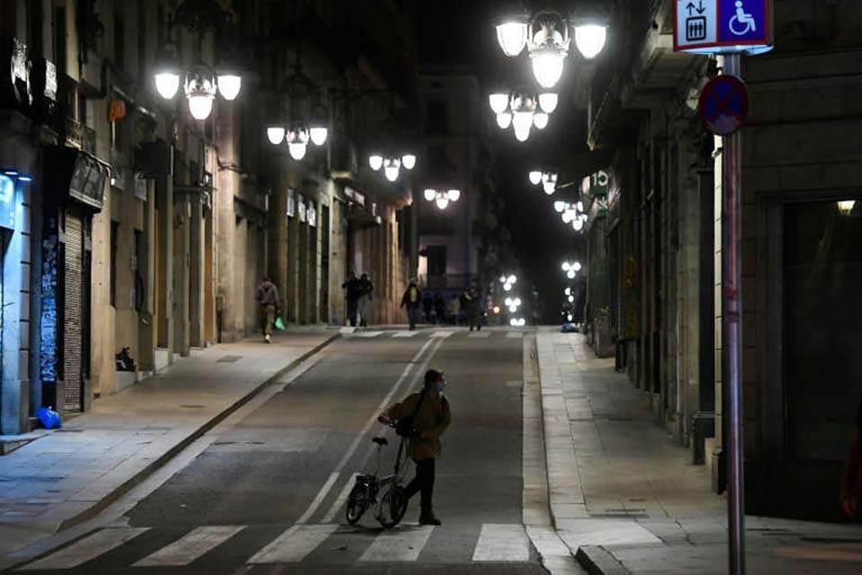 Justiça da Catalunha autoriza toque de recolher por covid-19