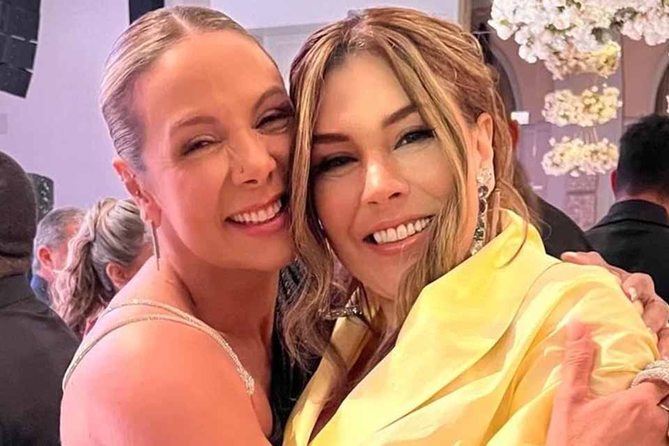 Simony e Carla Perez posam juntas e brincam sobre briga no passado: “Eu fui traída mesmo, levei chifrão”