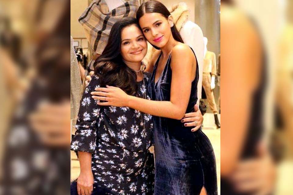 Mãe de Bruna Marquezine vira empresária da atriz