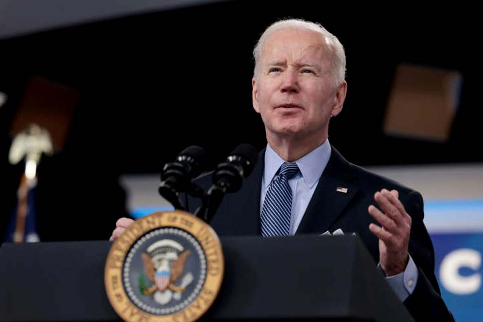 Biden ordena inédita liberação de estoques de petróleo para baixar preço