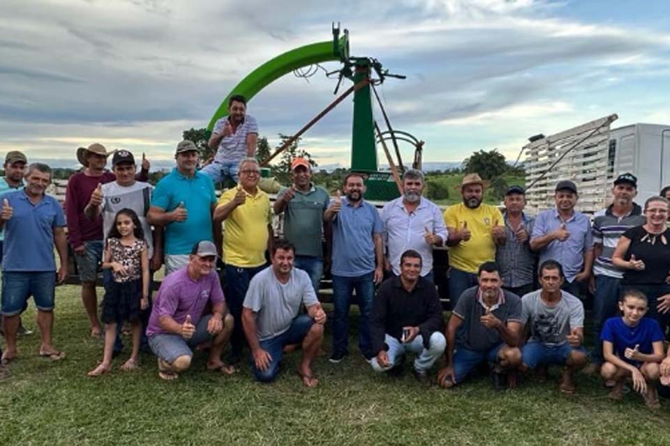 Deputado Laerte Gomes entrega ensiladeira para associação de Santa Luzia do Oeste