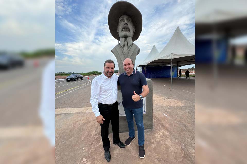 Edwilson Negreiros acompanha prefeito em inauguração do busto de Santos Dumont