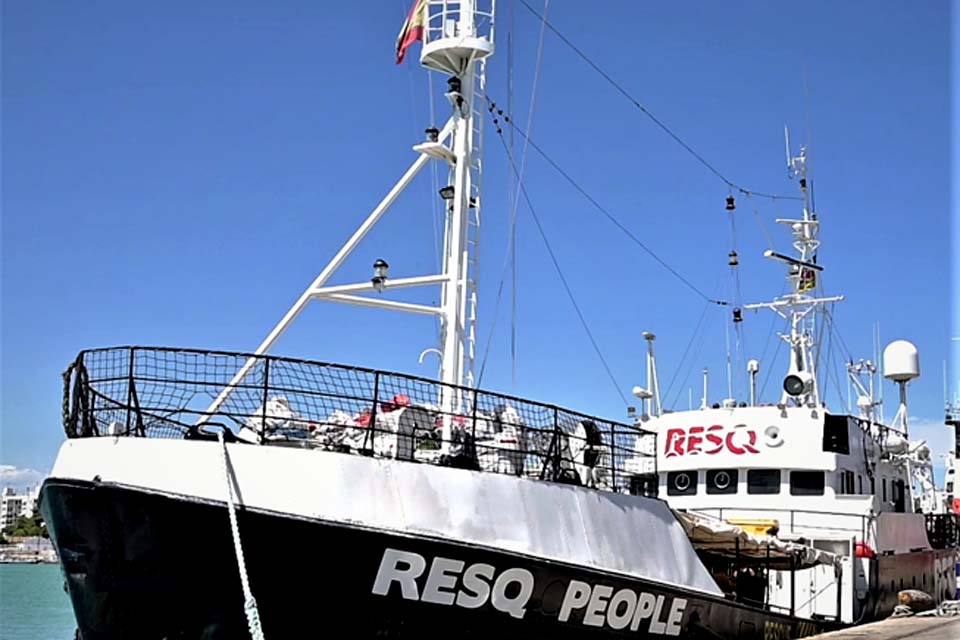 Navios com 379 migrantes no Mediterrâneo pedem porto para desembarcar