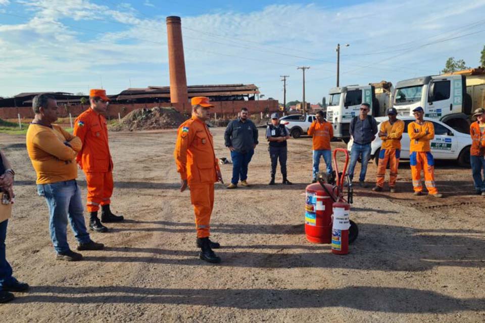 Servidores do DER de Rolim de Moura recebem palestra do Corpo de Bombeiros sobre utilização de extintores