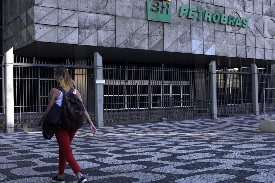 Petrobras retoma programa de estágios com bolsa-auxílio de R$ 1,8 mil