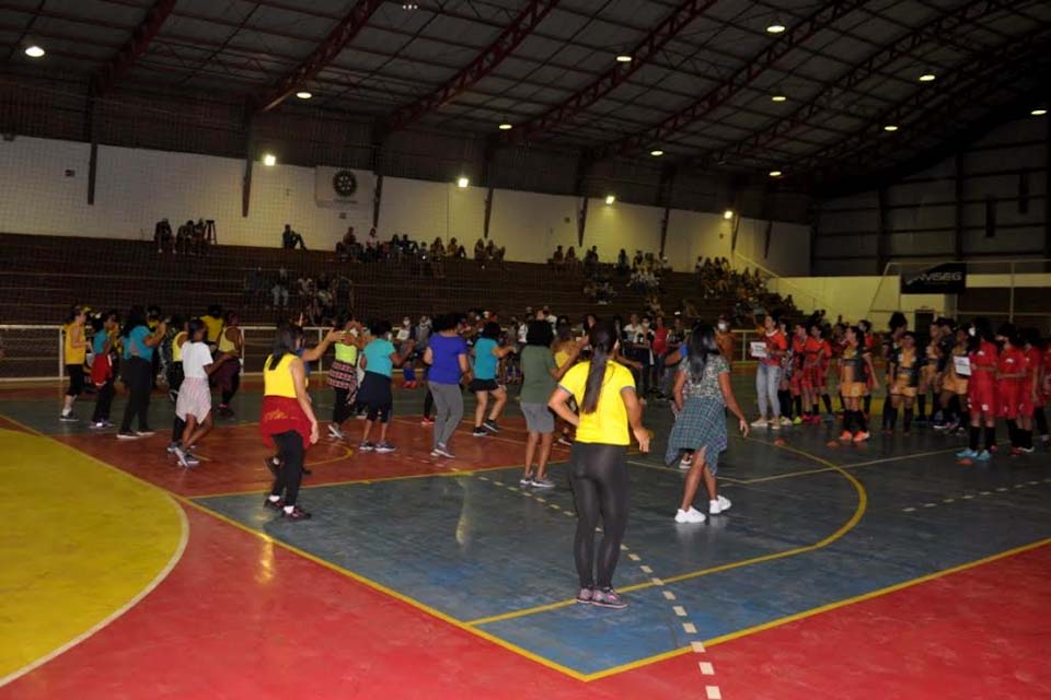 Em parceria com Amerolim, vereadora comemora abertura da 1ª Copa de futsal feminino