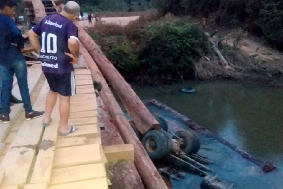  Caminhão toreiro cai em rio e motorista morre preso às ferragens