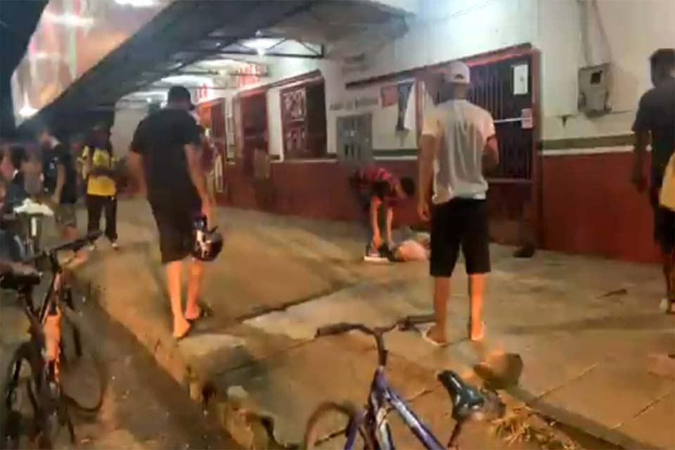 Homem é executado a tiros em calçada de bar na zona leste