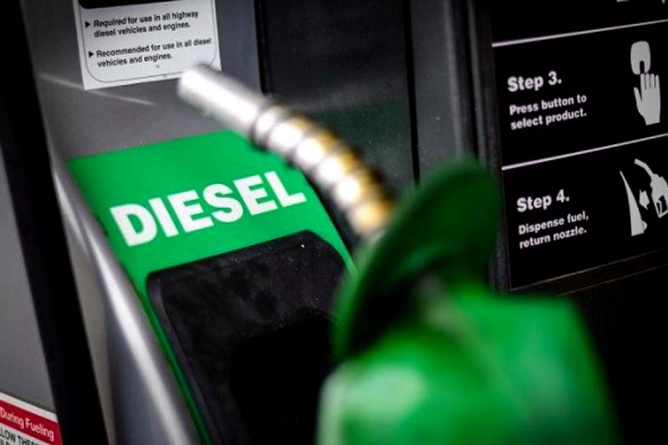 Preço do diesel cai R$ 0,18 nas distribuidoras, nesta quinta-feira