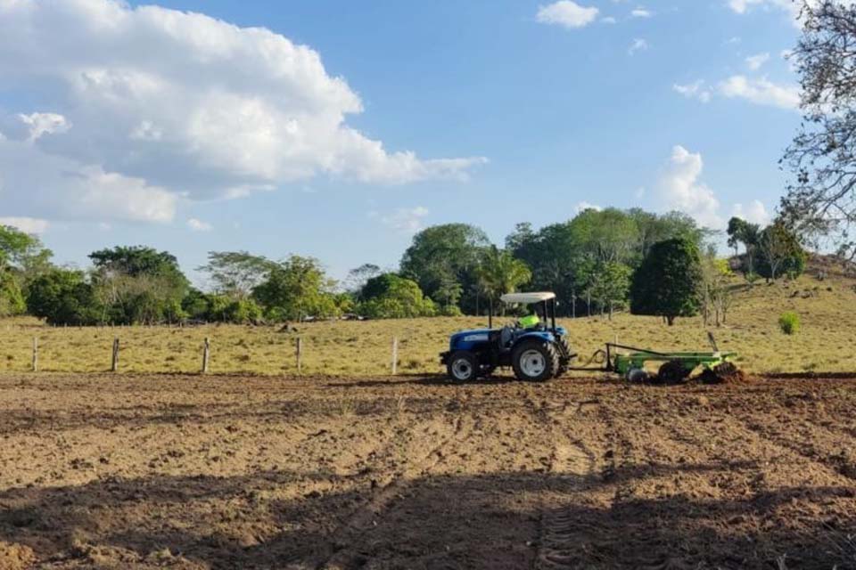 Secretaria Municipal de Agronegócio auxilia produtor no plantio de melancia