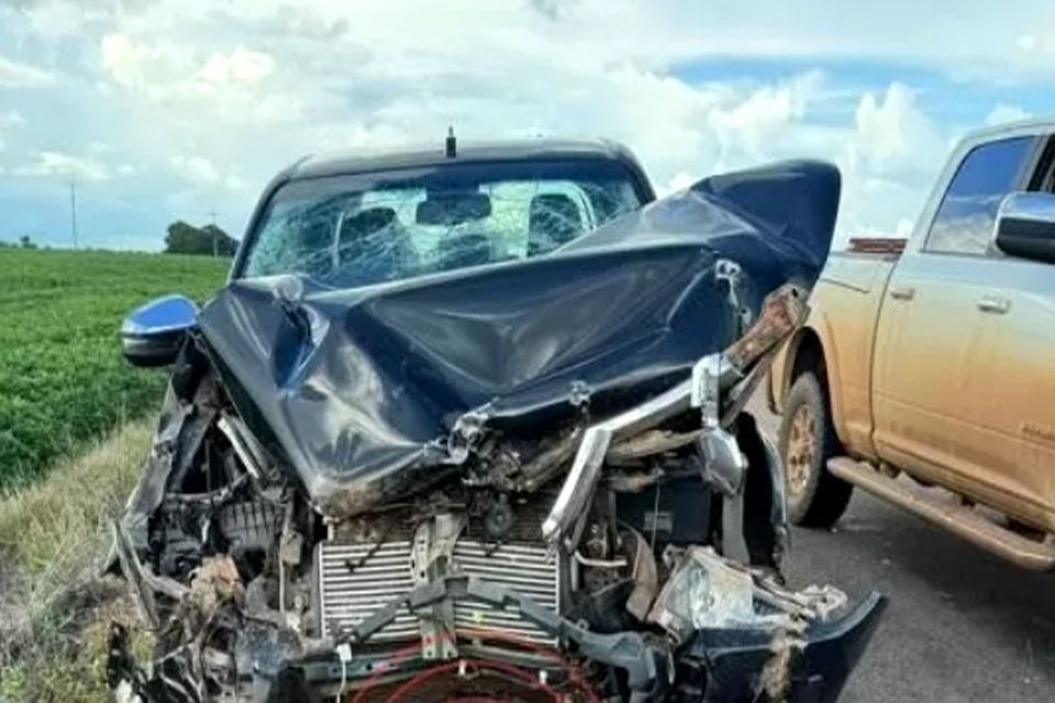 Caminhonete fica com frente destruída após colidir com caminhão na BR-435