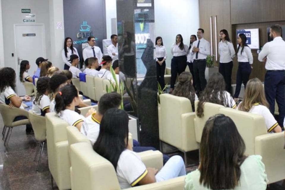 Alunos da Escola Clodoaldo Nunes de Almeida de Cacoal participam de palestra sobre educação financeira