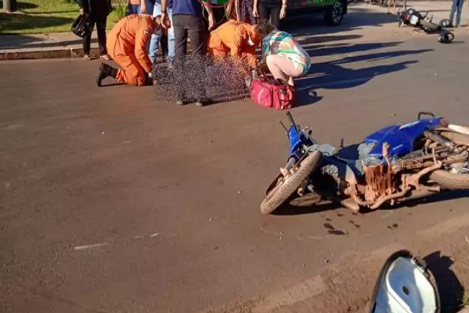 Motociclistas são socorridos com suspeita de fraturas em Pimenta Bueno