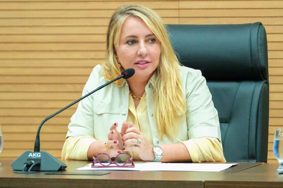 Deputada Ieda Chaves anuncia emenda à aquisição de aparelhos de ar-condicionado para escola