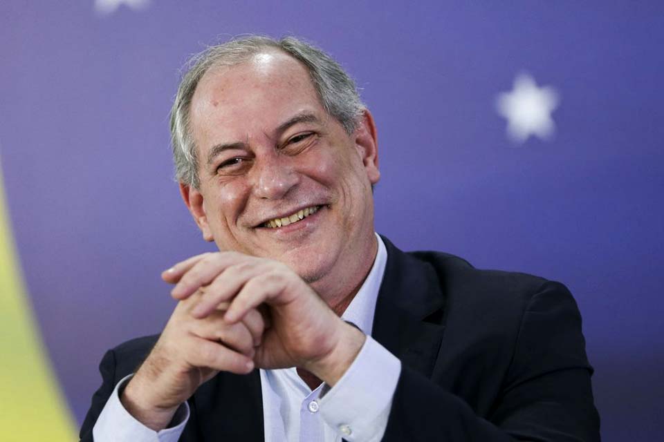 Presidenciável Ciro Gomes faz caminhada pela zona leste de São Paulo