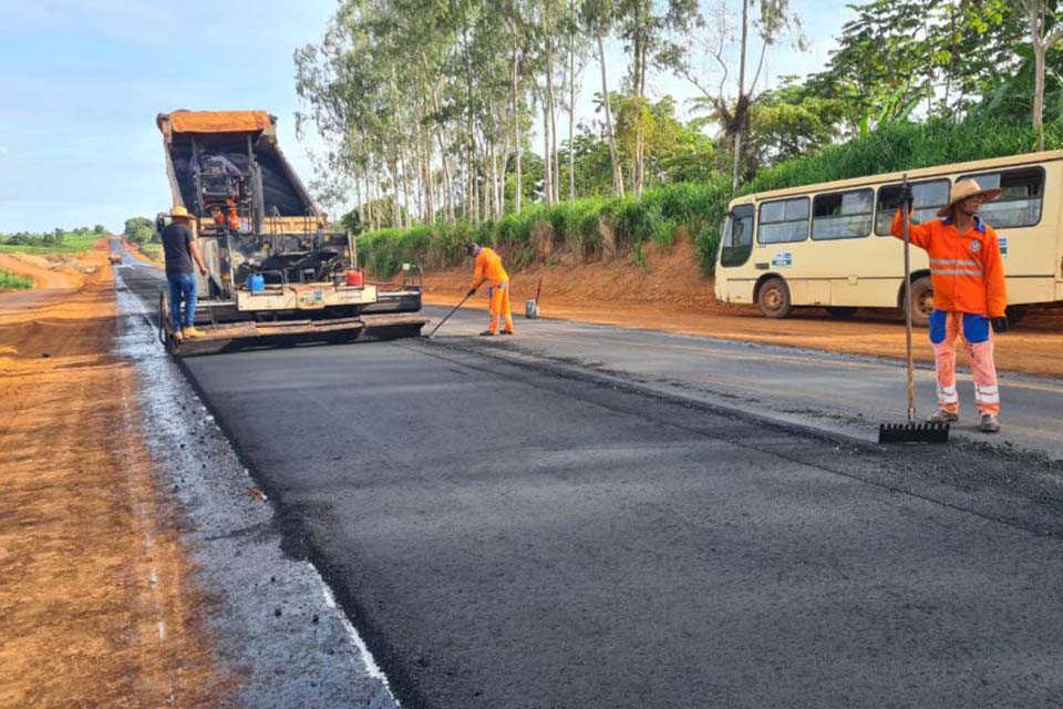 Serviços avançam na pavimentação da RO-135, unindo Alta Floresta do Oeste à Vila Marcão