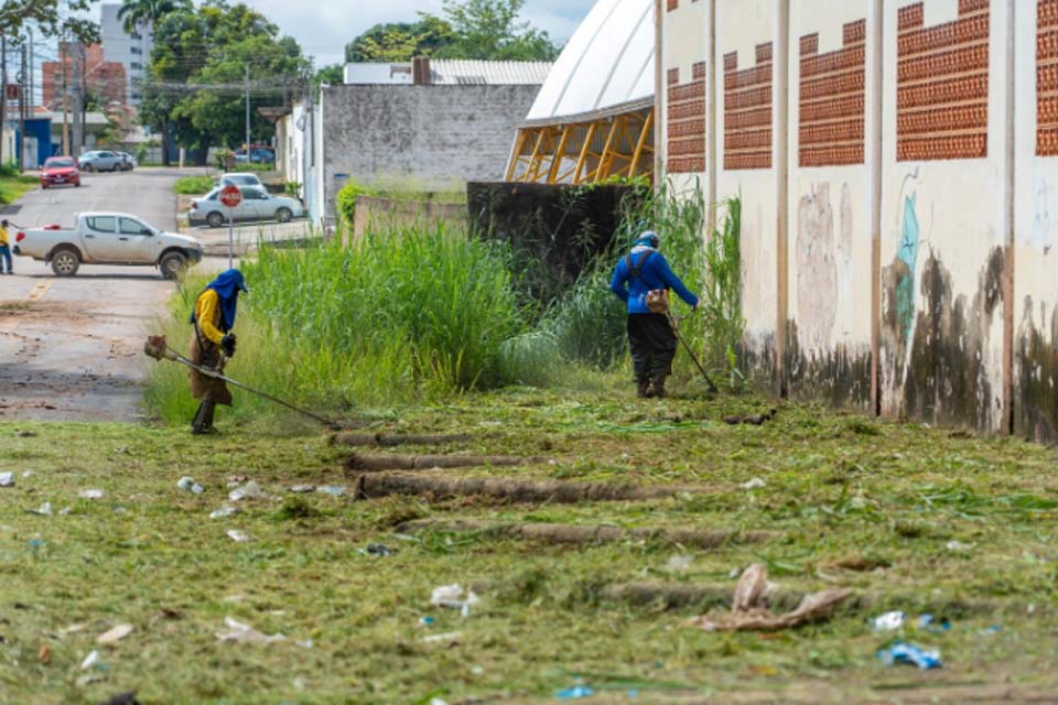 Prefeitura realiza trabalho de limpeza interna e externa na Escola Municipal Maria Izaura e adjacências