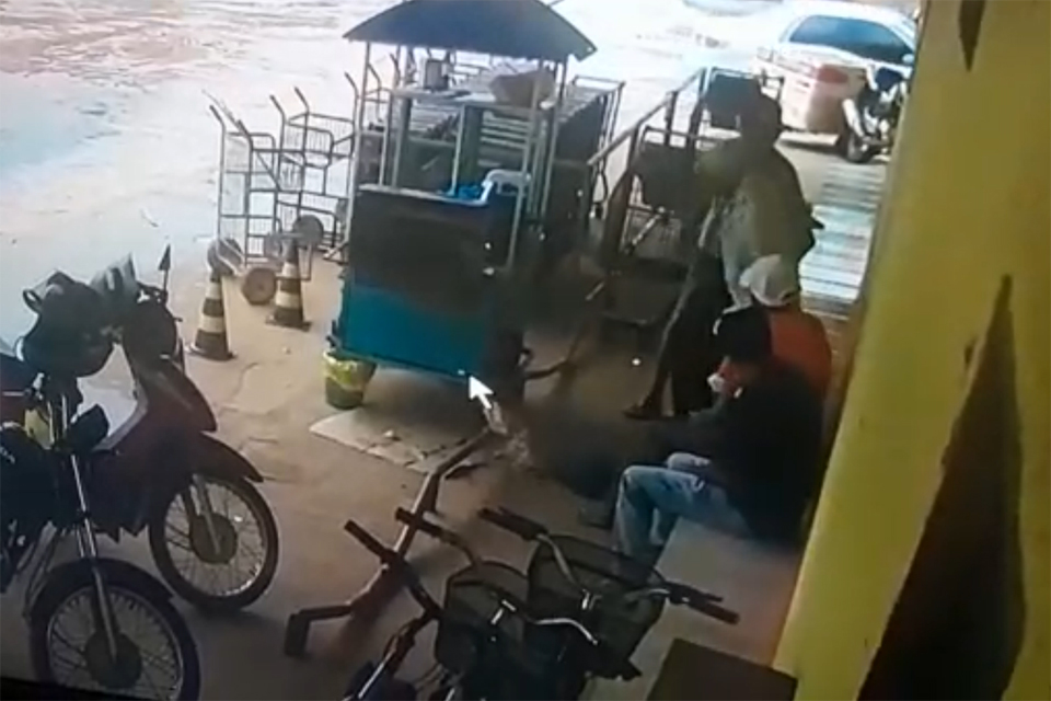 Idoso é assassinado a facadas após discussão em frente supermercado 
