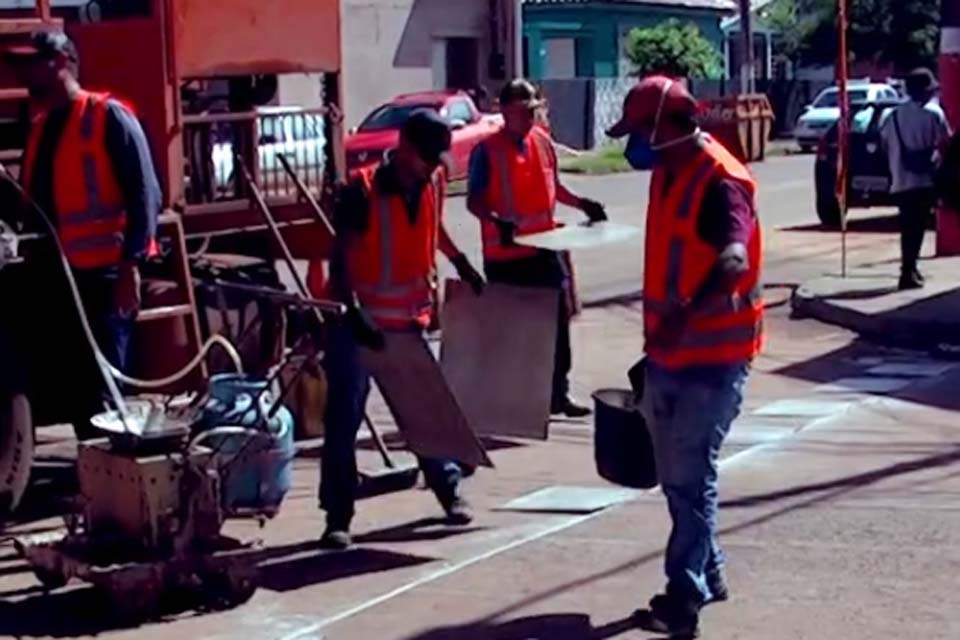 Comtran de Guajará-Mirim em parceira con Detran-RO executa serviço de sinalização de trânsito 