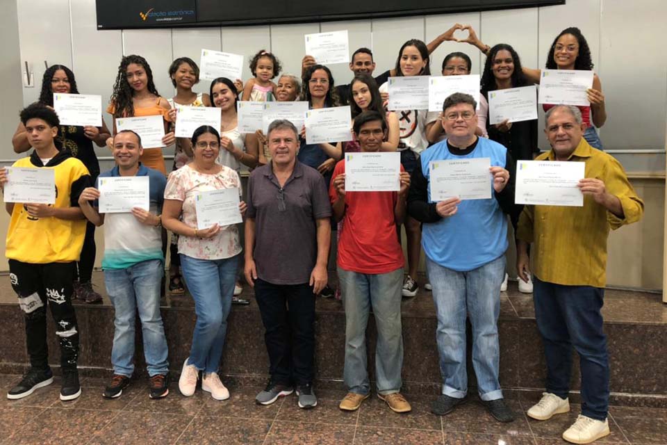 Alunos da Escola do Legislativo concluem curso de Informática