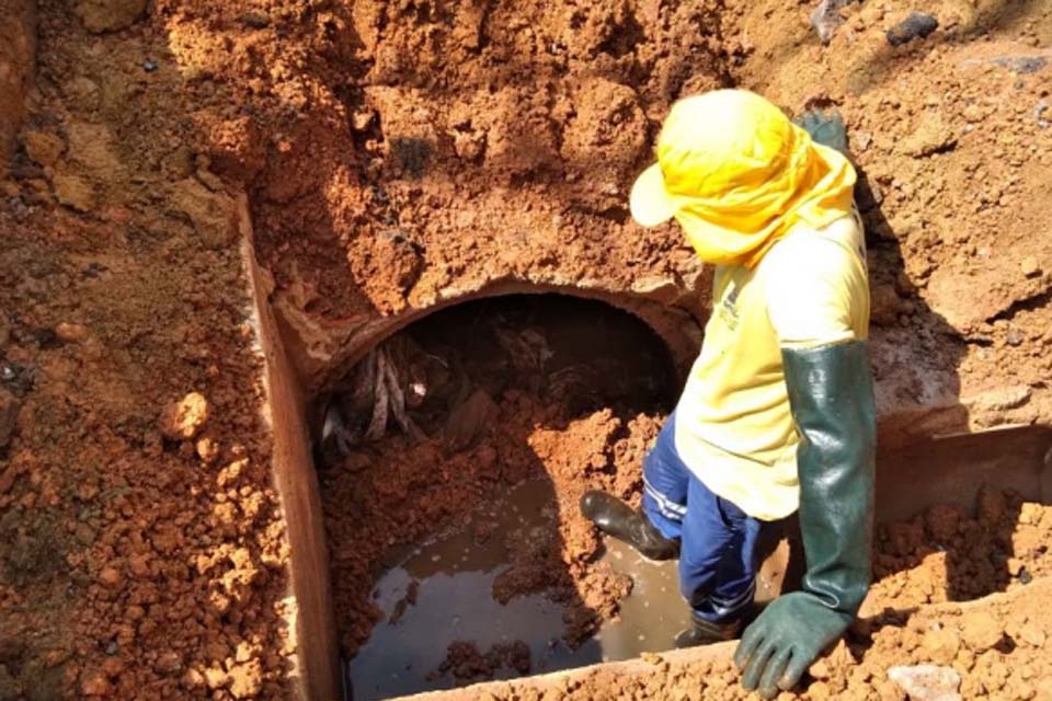 Grande quantidade de lixo é retirada de bocas de lobo localizados na avenida Calama