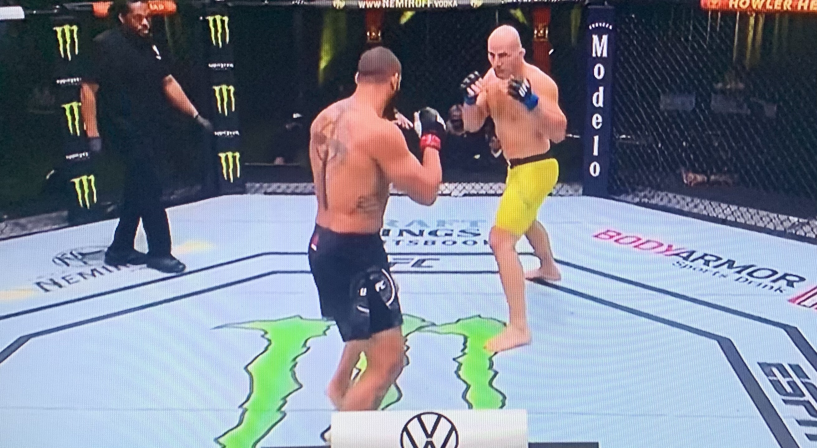 VÍDEO - Em grande luta, Glover Teixeira finaliza Thiago Marreta no UFC Las Vegas