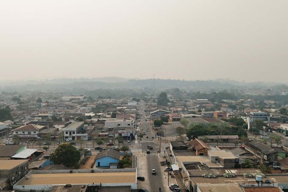 Jaru: Céu coberto de fumaça alarma moradores e aumenta casos de problemas respiratórios