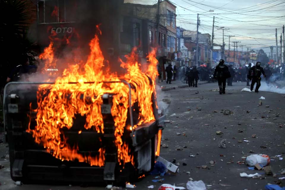 Protestos contra violência policial terminam em cinco mortos