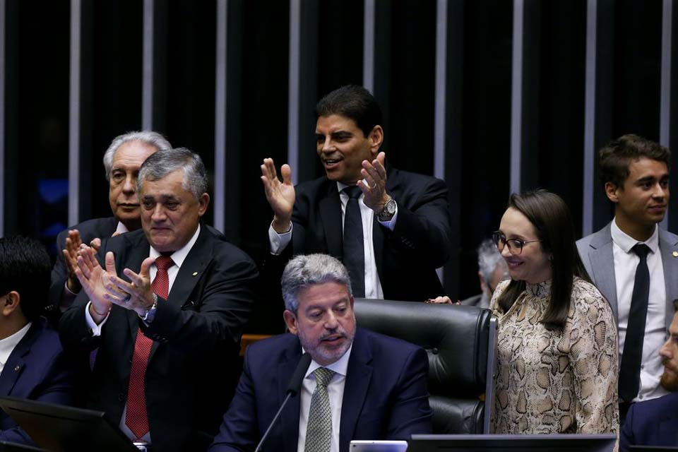 Câmara aprova urgência para projeto do arcabouço fiscal