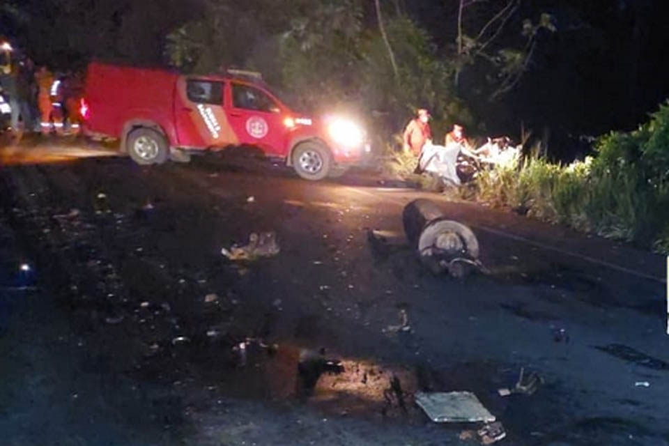 Motorista morre preso as ferragens após colisão com caminhão tanque na BR-364